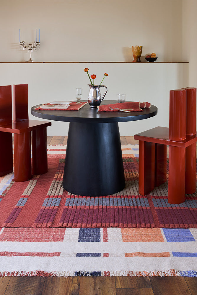 Lorena Canals Columns Sienna rood vloerkleed, in een interieur