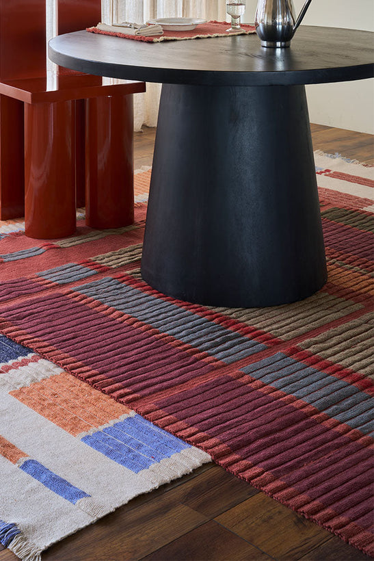 Lorena Canals Columns Sienna rood vloerkleed, in een interieur
