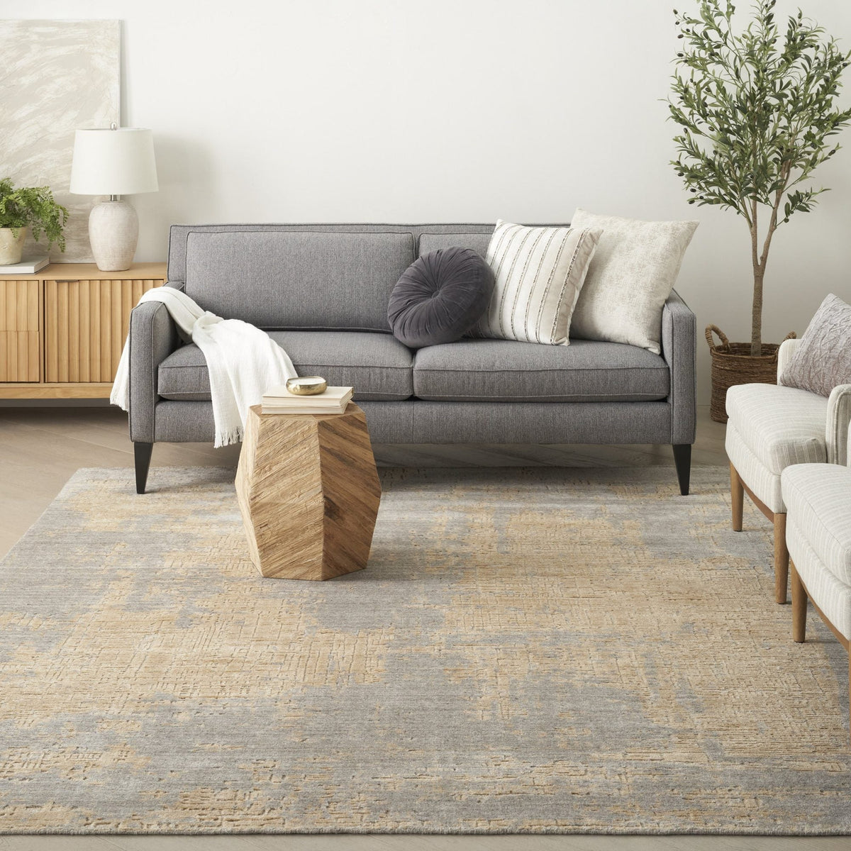 Nourison Harmony HAY05 Grey Gold vloerkleed, in een interieur