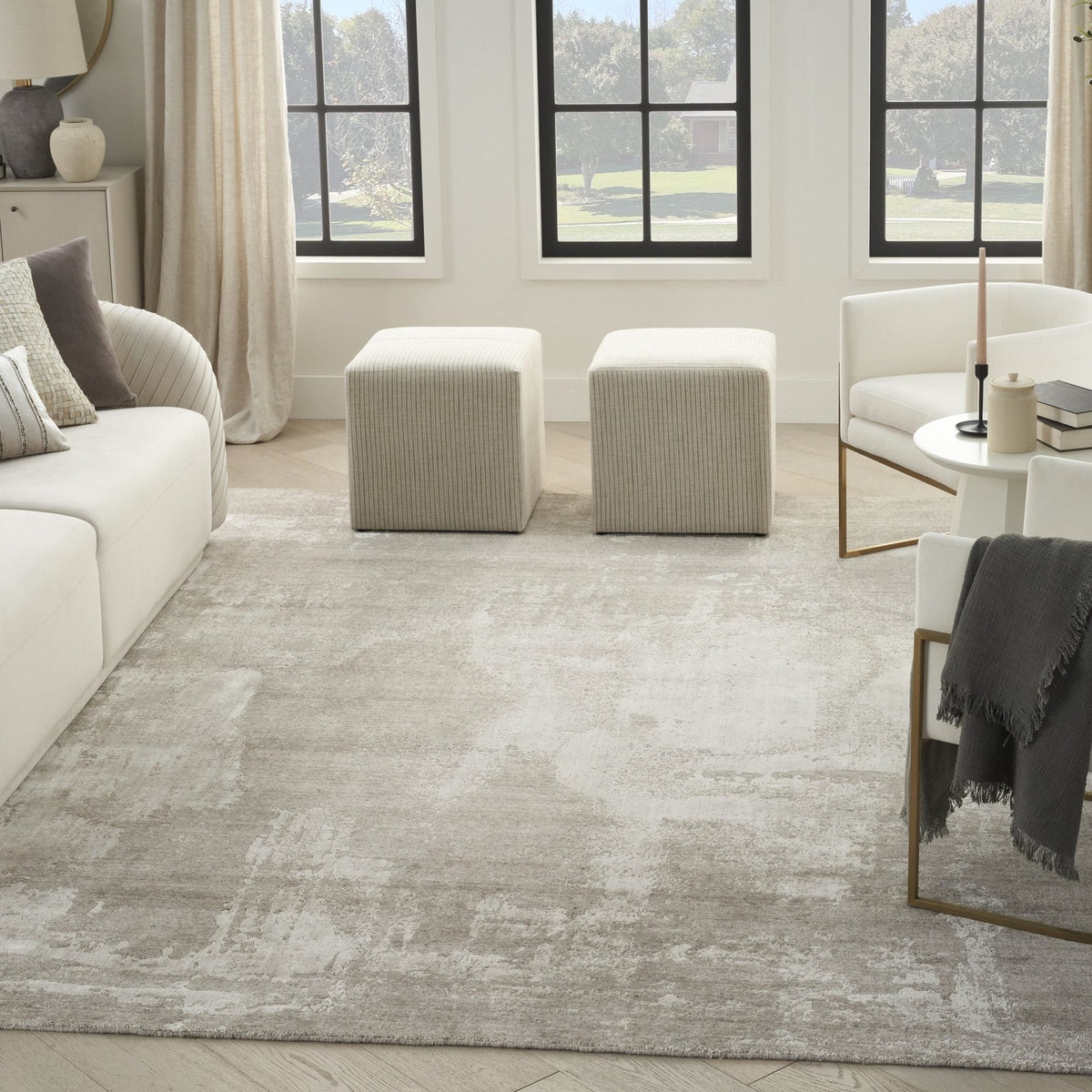 Nourison Harmony HAY06 Silver Grey vloerkleed, in een interieur