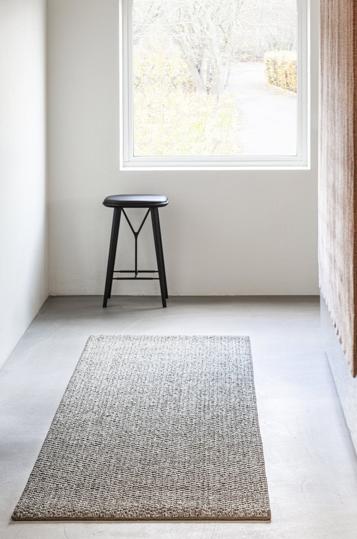 Massimo Belize Taupe sisal vloerkleed, loper in een interieur