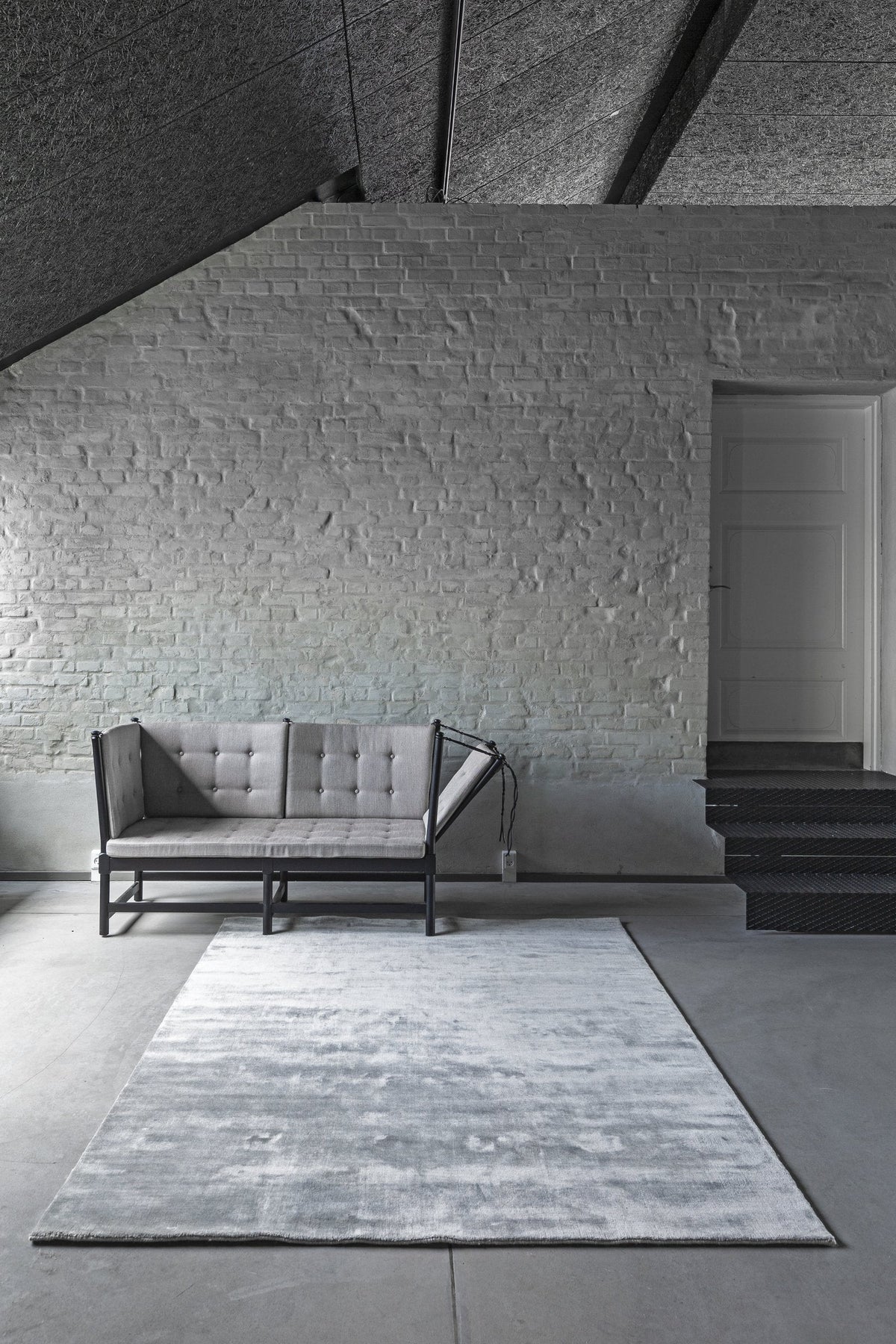 Massimo Earth Bamboo Concrete Grey tapijt, in een interieur