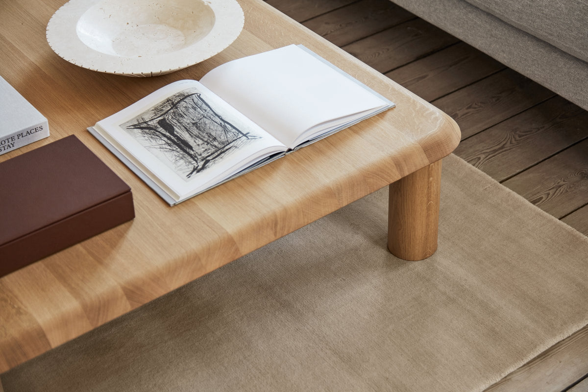 Massimo Earth Bamboo Desert Sand vloerkleed, in een interieur