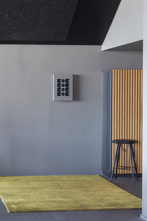 Massimo Earth Bamboo Mustard Yellow tapijt, in een interieur