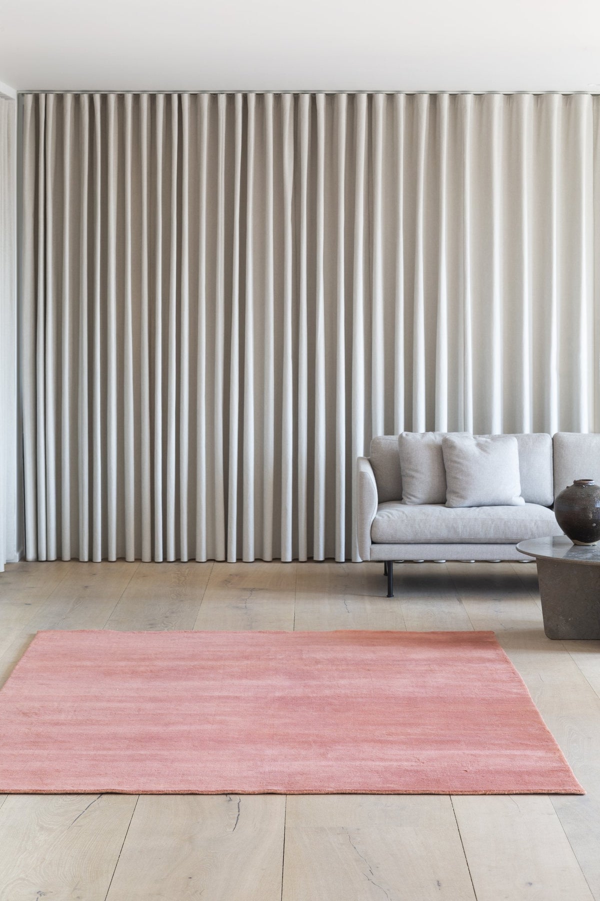 Massimo Earth Bamboo Terra Cotta vloerkleed, in een interieur