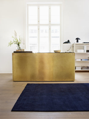 Massimo Earth Bamboo Vibrant Blue tapijt, in een interieur