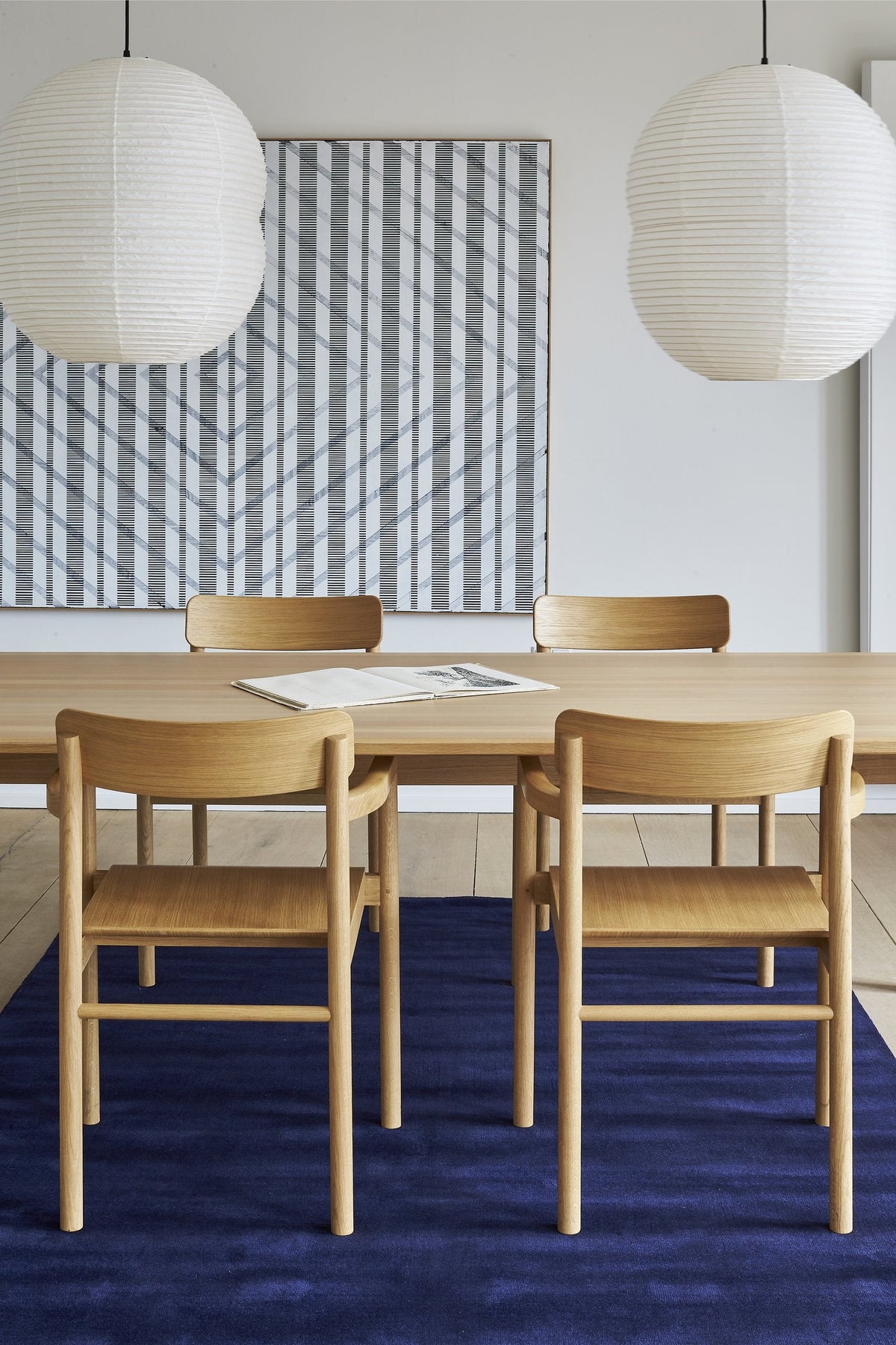 Massimo Earth Bamboo Vibrant Blue tapijt, in een lichte ruimte