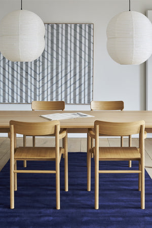 Massimo Earth Bamboo Vibrant Blue tapijt, in een lichte ruimte