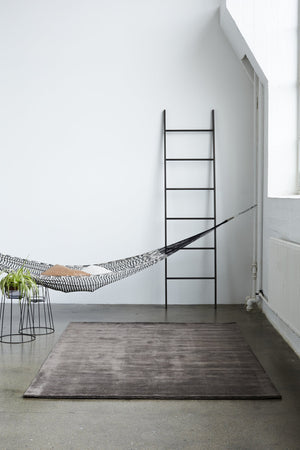 Massimo Earth Bamboo Warm Grey taupe tapijt, in een interieur
