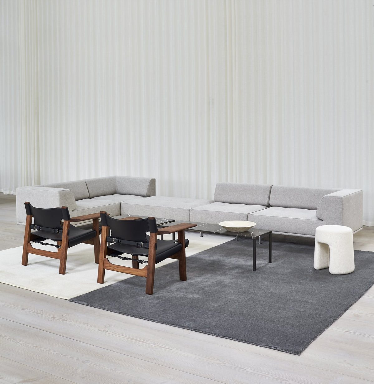 Massimo Earth Natural Dark Grey vloerkleed, in een lichte ruimte