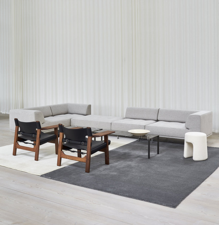 Massimo Earth Natural Dark Grey vloerkleed, in een lichte ruimte