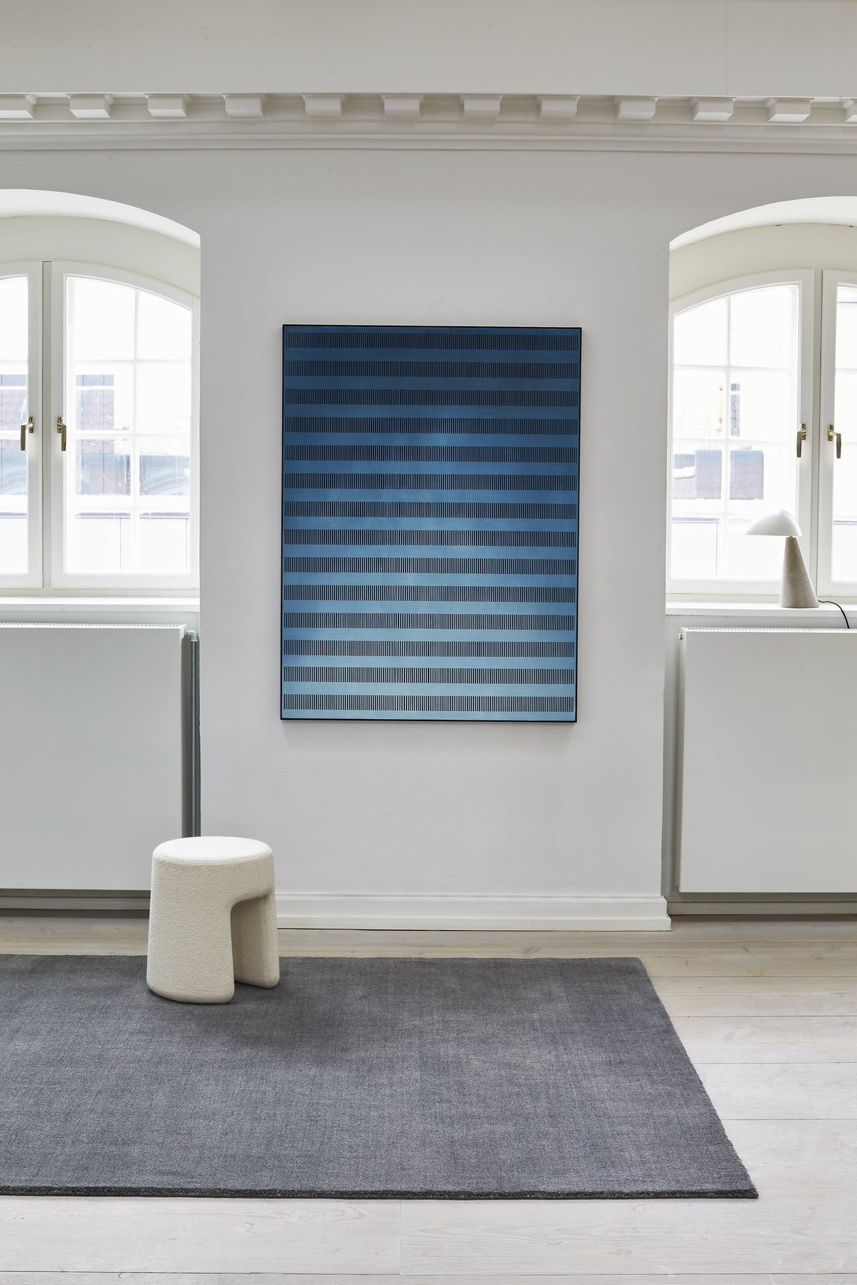 Massimo Earth Natural Dark Grey vloerkleed, in een interieur