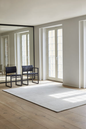 Massimo Earth Natural Silver Grey tapijt, in een interieur