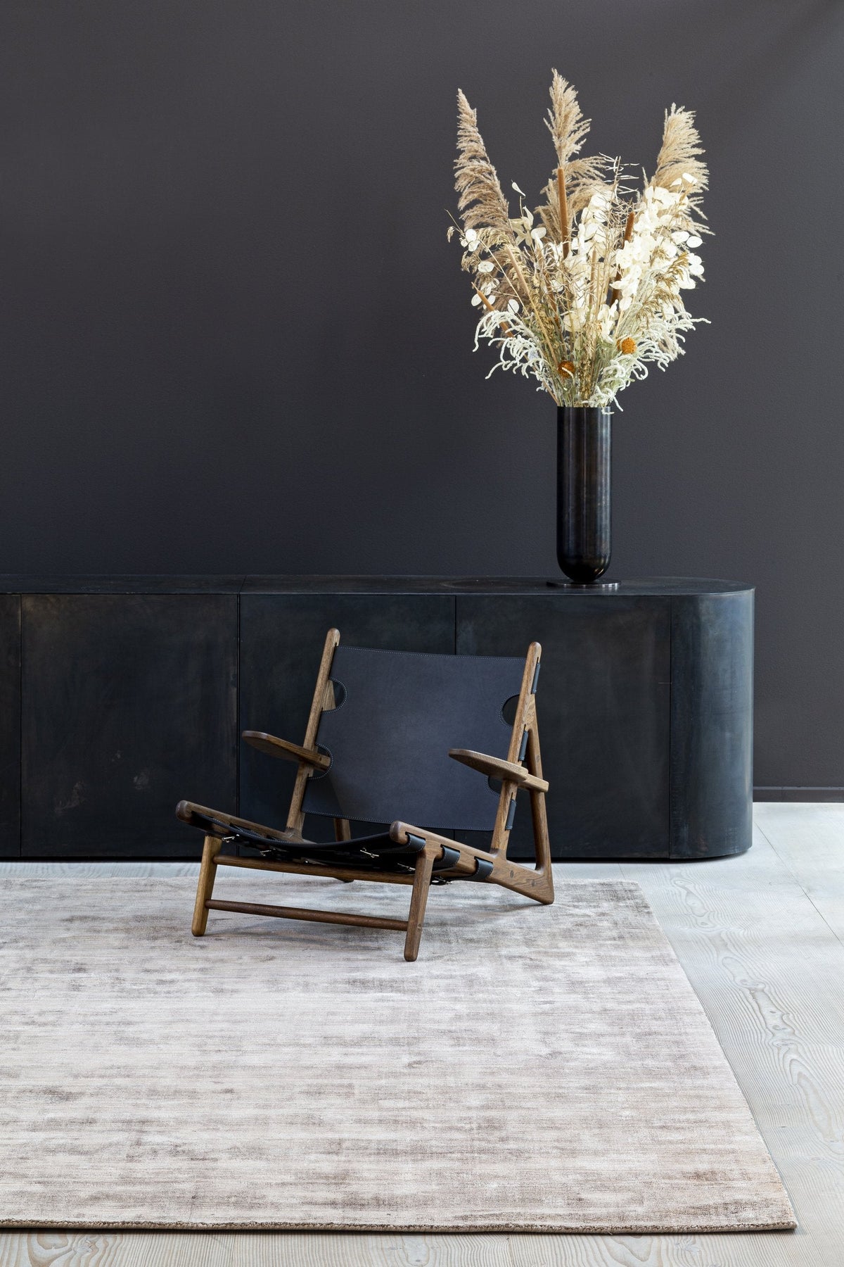 Massimo Karma Nougat Brown bruin vloerkleed, in een interieur