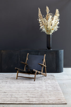 Massimo Karma Nougat Brown bruin vloerkleed, in een interieur