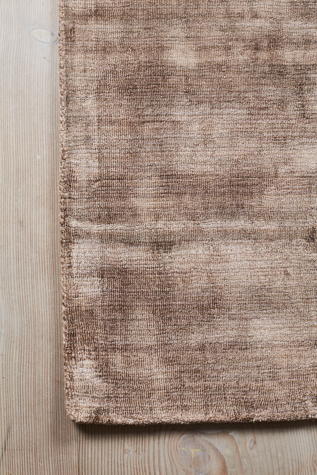 Massimo Karma Nougat Brown bruin vloerkleed, detail van de hoek