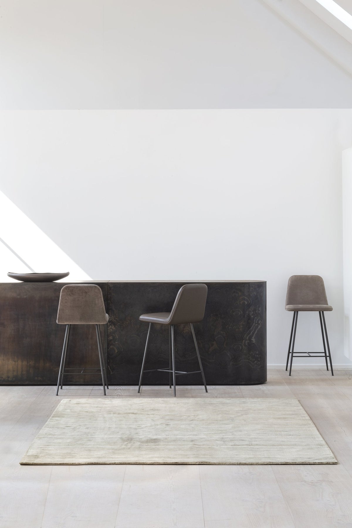 Massimo Karma Olive Green olijfgroen tapijt, in een interieur