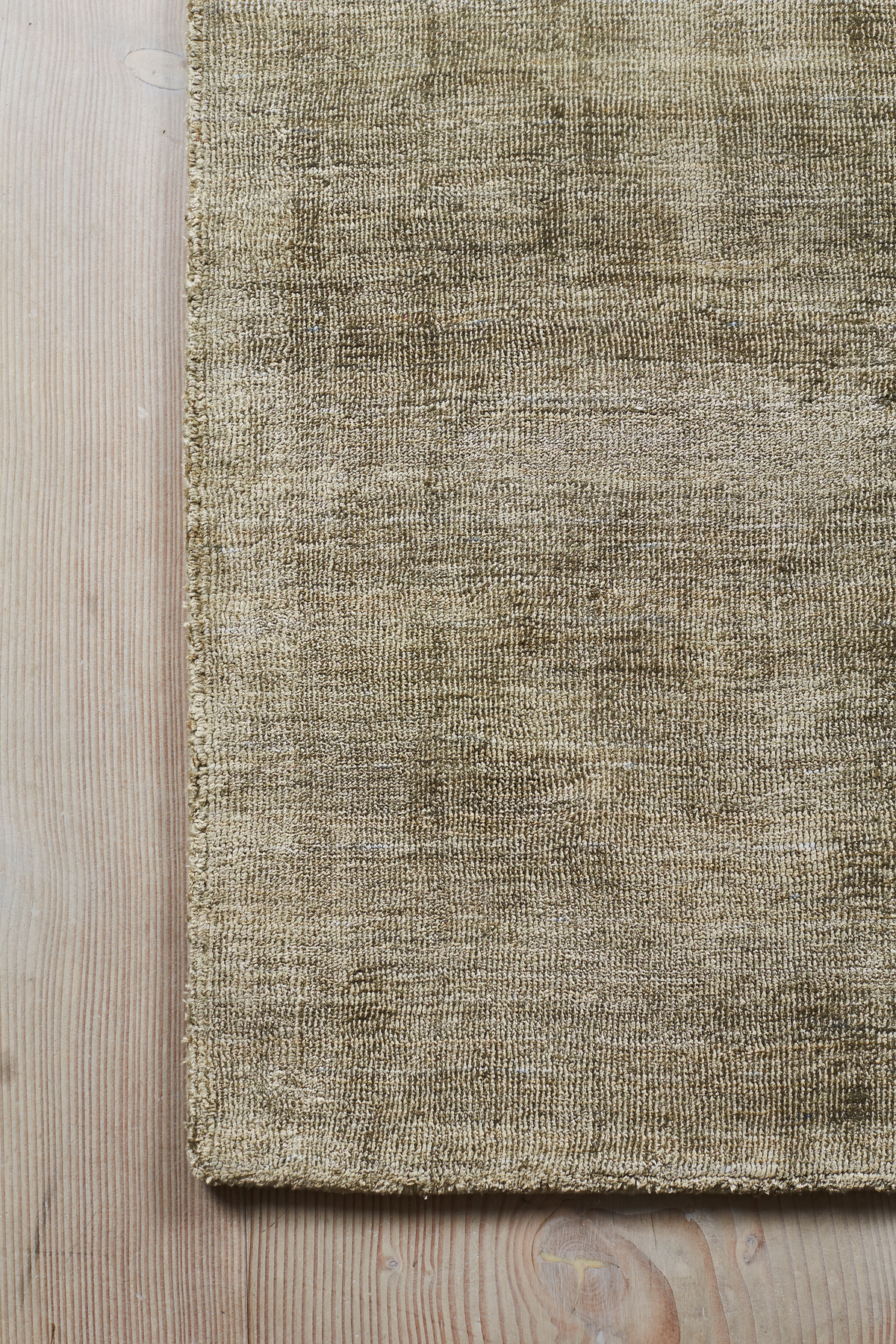 Massimo Karma Olive Green olijfgroen tapijt, detail van de hoek
