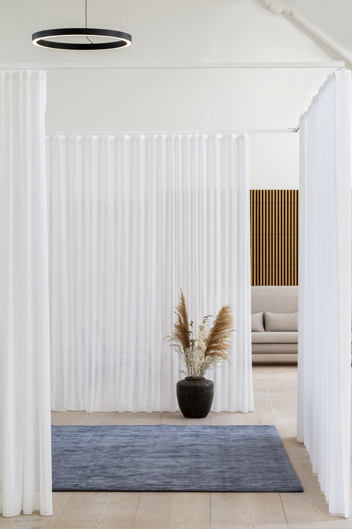 Massimo Karma Washed Blue blauw vloerkleed, in een interieur
