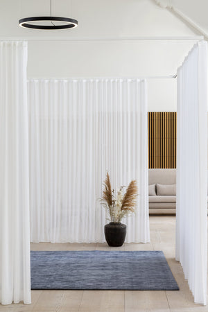 Massimo Karma Washed Blue blauw vloerkleed, in een interieur