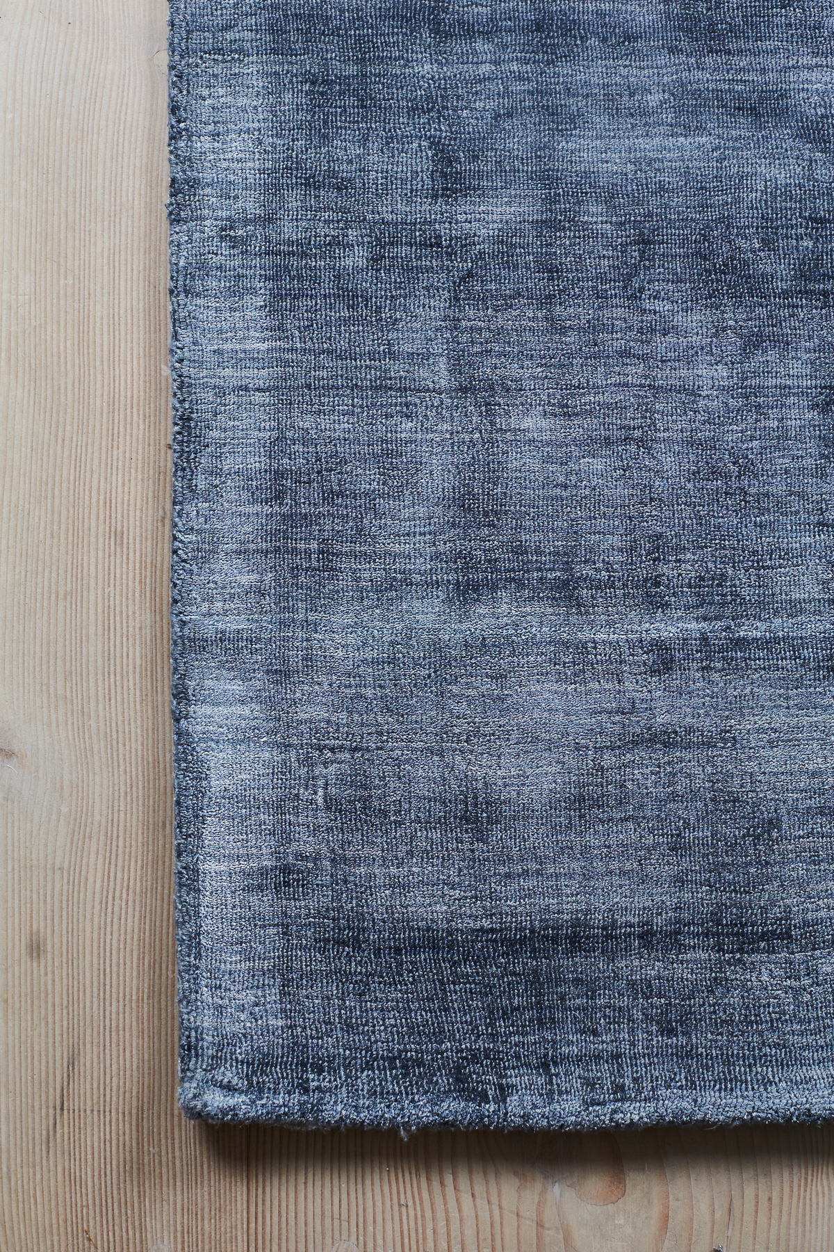 Massimo Karma Washed Blue blauw vloerkleed, detail van de hoek