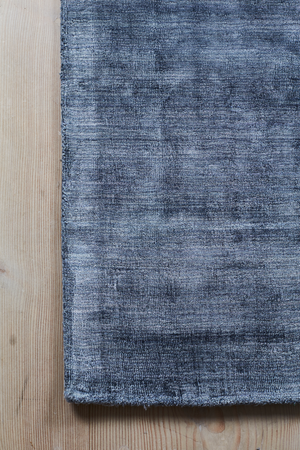 Massimo Karma Washed Blue blauw vloerkleed, detail van de hoek