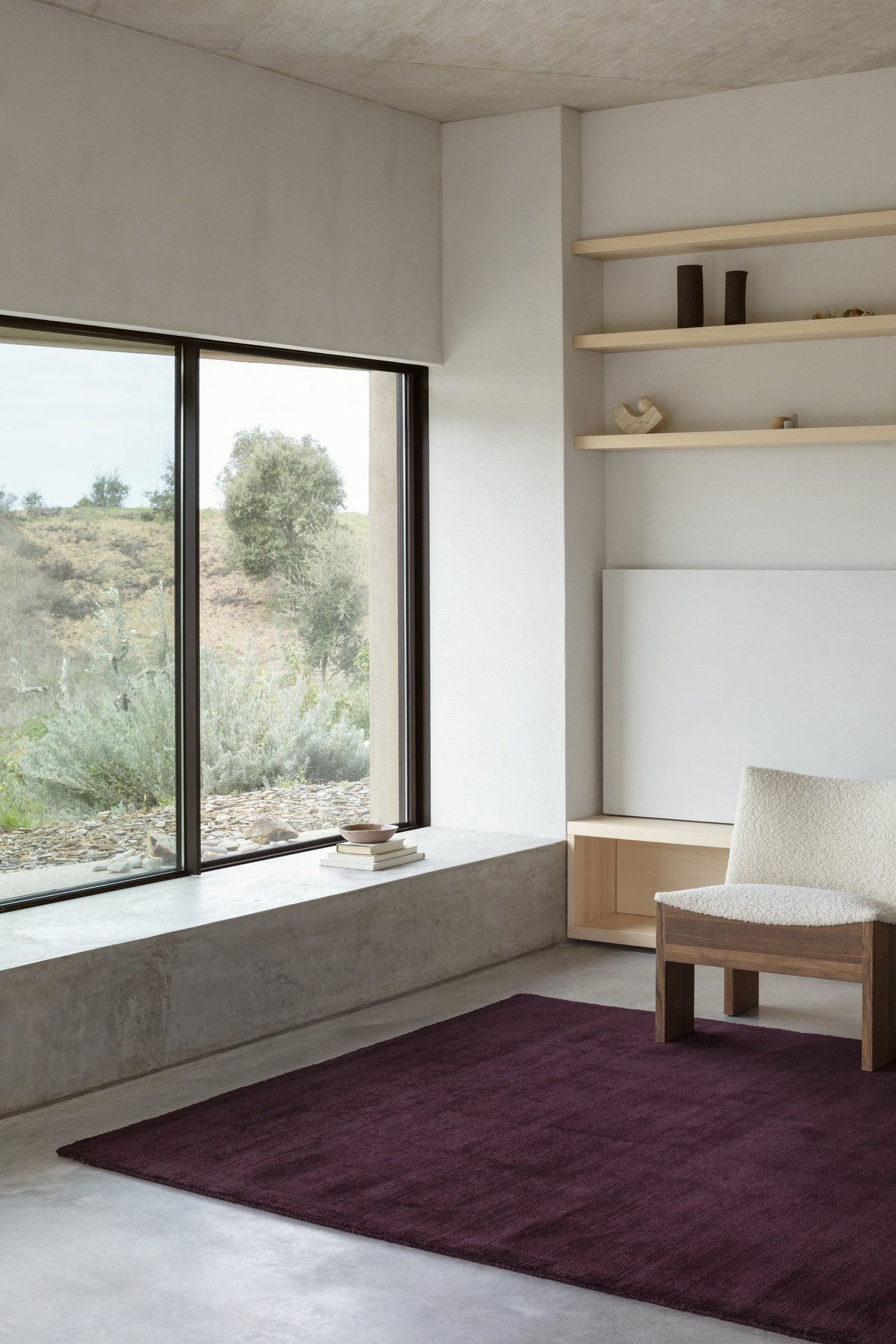 Massimo Karma Wool Burgundy bordeaux tapijt, in een interieur
