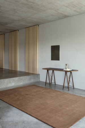 Massimo Karma Wool Dark Oak vloerkleed, in een interieur