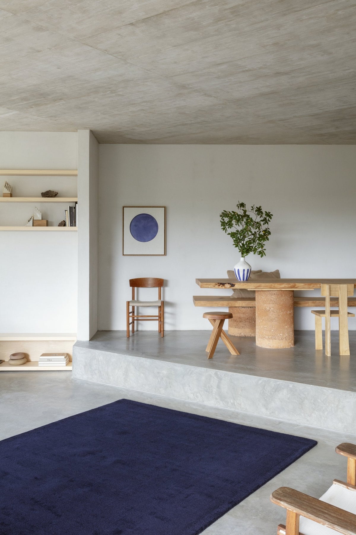 Massimo Karma Wool Marine blauw vloerkleed, in een interieur
