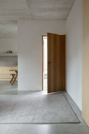 Massimo Karma Wool Taupe wollen vloerkleed, in een interieur