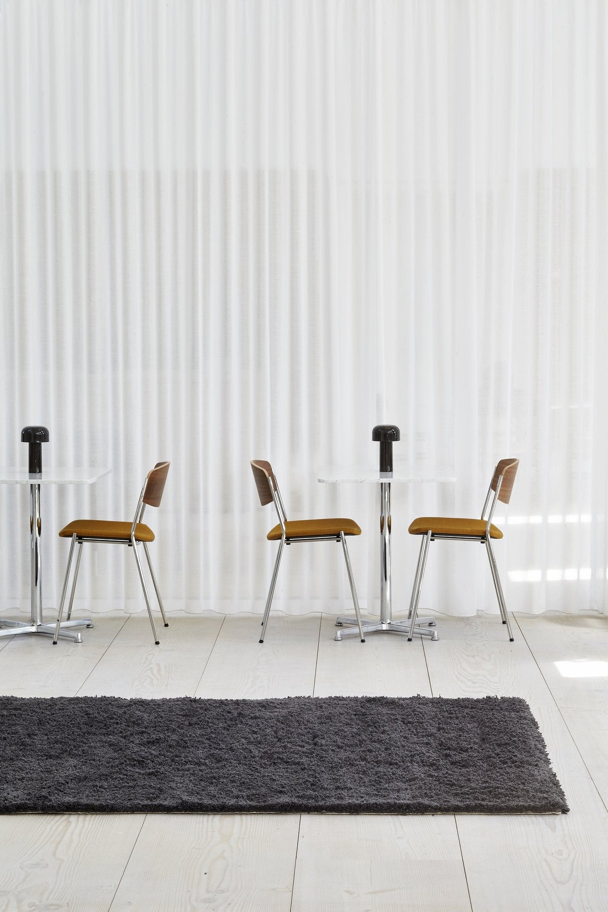 Massimo Rya Charcoal hoogpolig vloerkleed, in een interieur