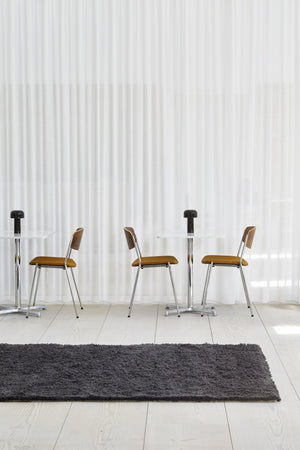 Massimo Rya Charcoal hoogpolig vloerkleed, in een interieur