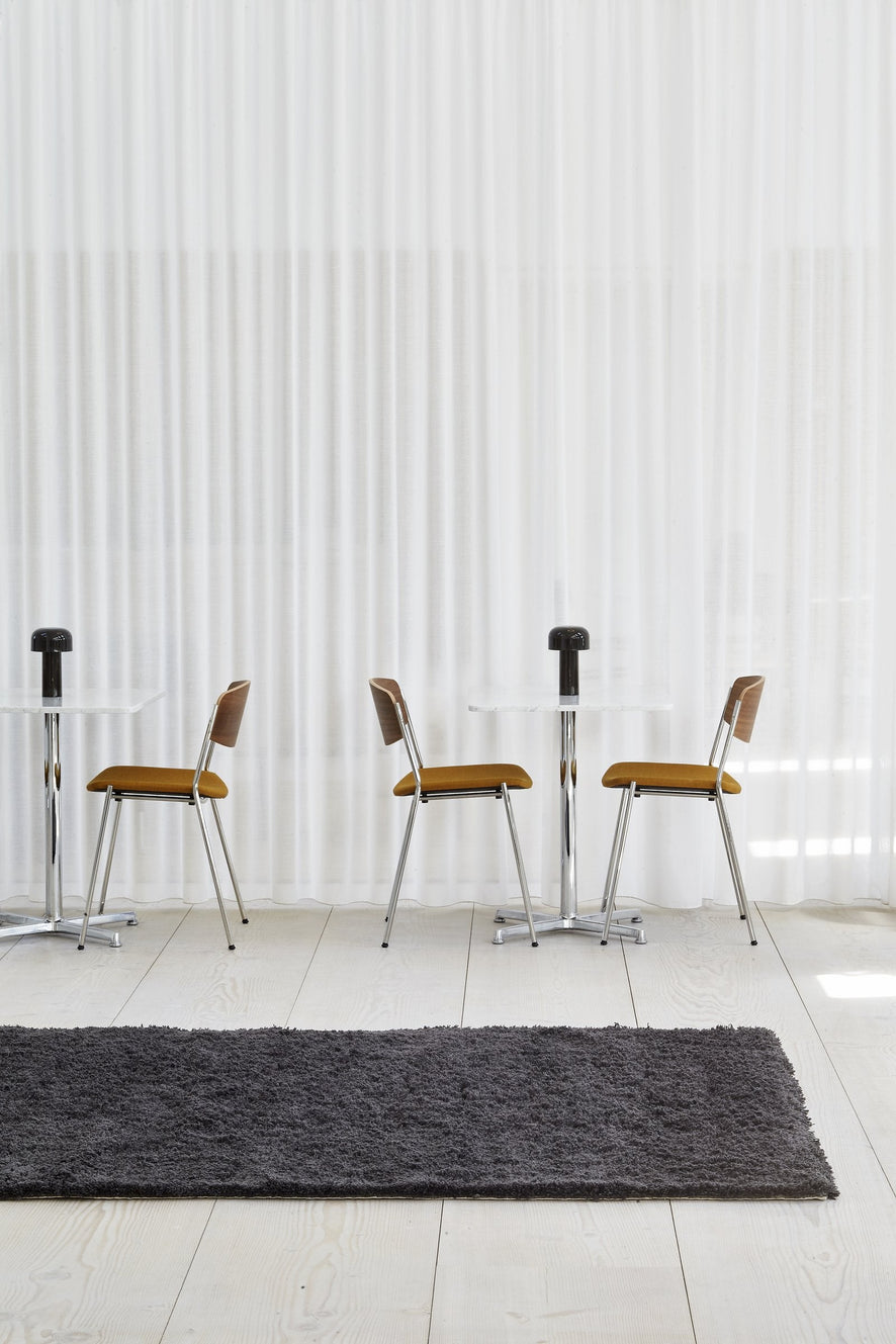 Massimo Rya Charcoal hoogpolig vloerkleed, in een interieur