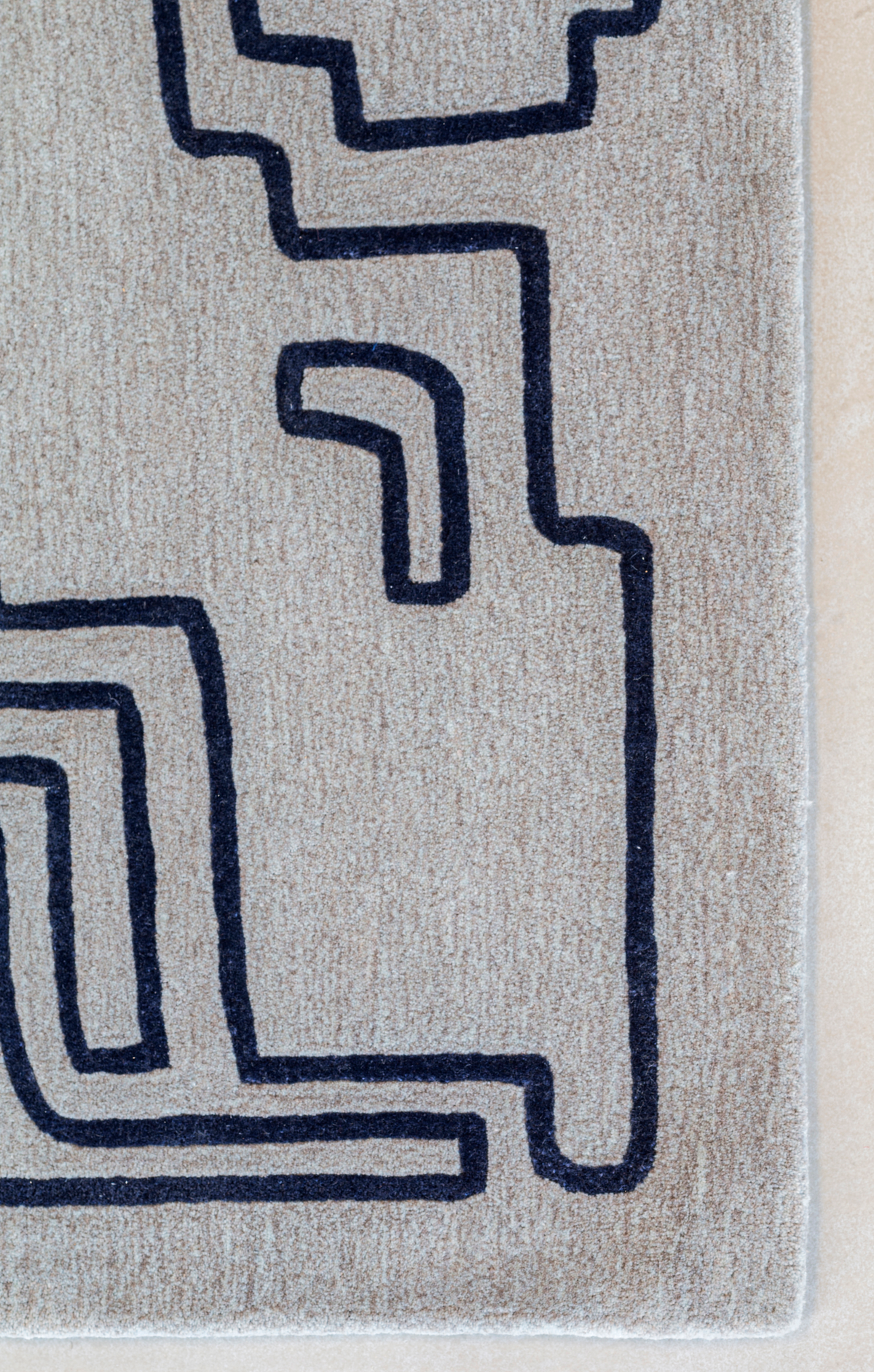 Massimo Structures Fragment 2 blauw tapijt, detail van de hoek