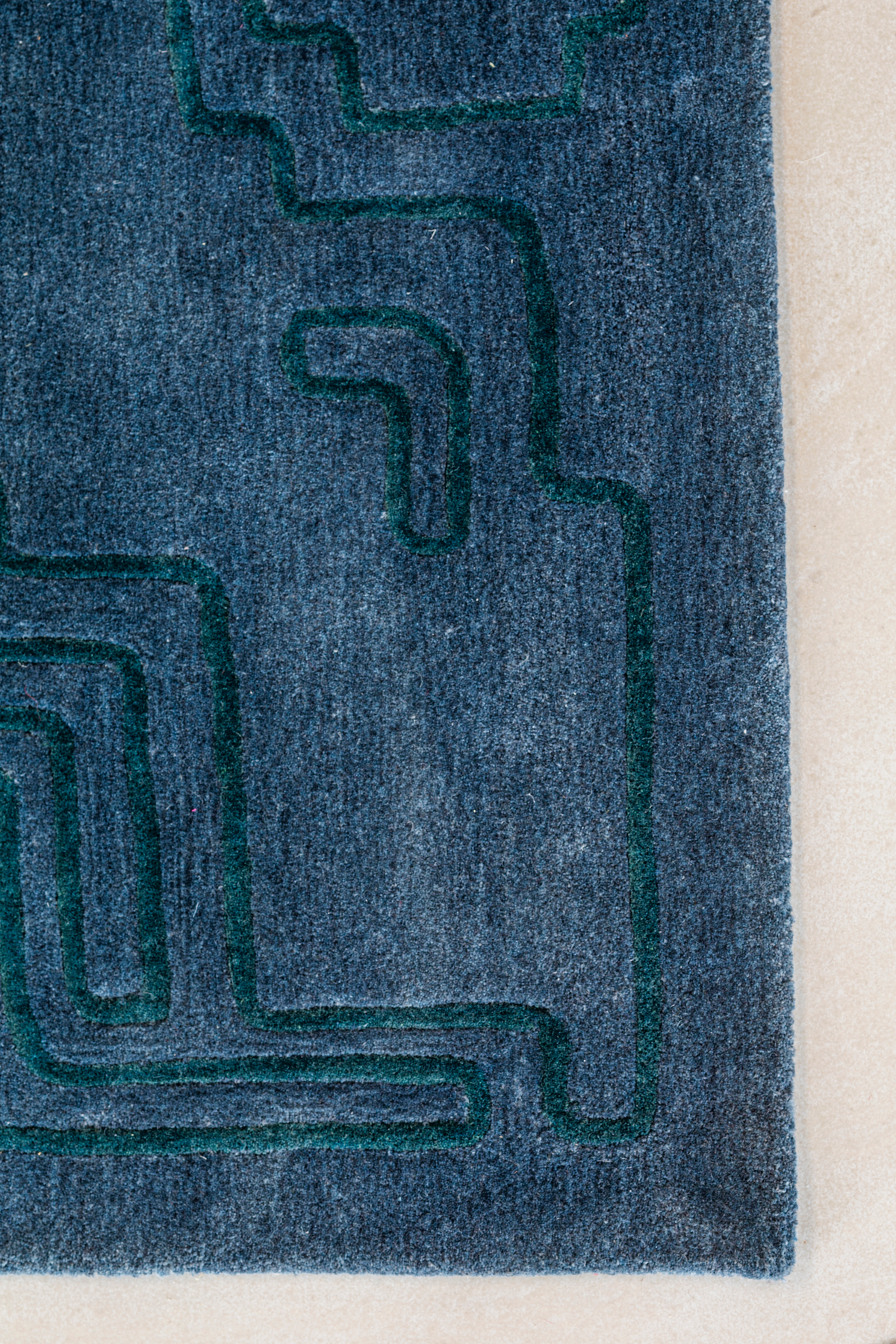 Massimo Structures Fragment 4 blauw tapijt, detail van de hoek