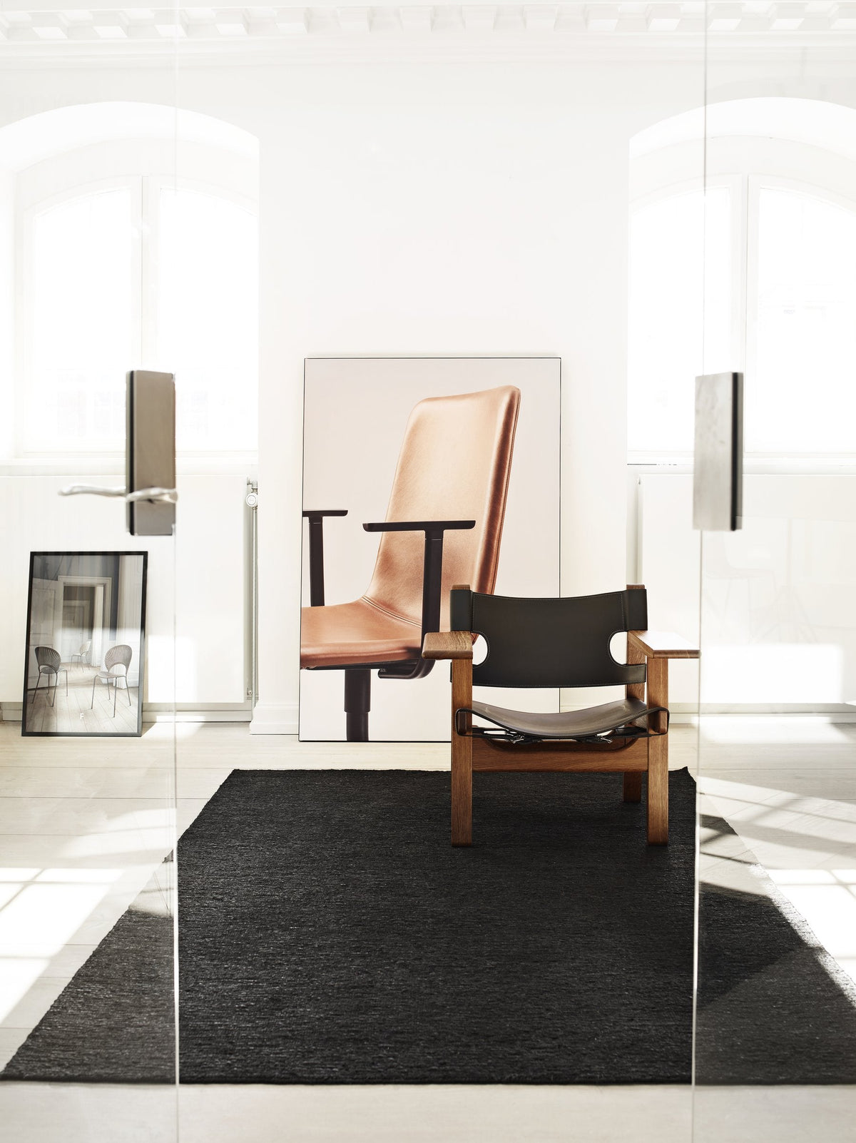 Massimo Sumace Black jute vloerkleed, in een interieur