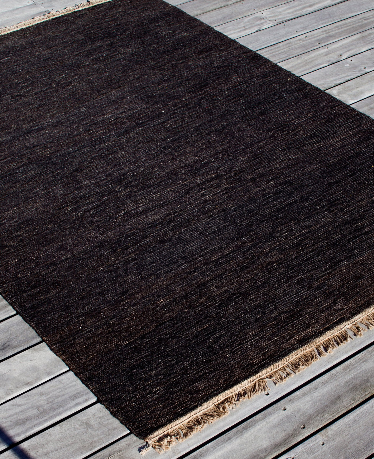 Massimo Sumace Black jute vloerkleed, schuin aanzicht