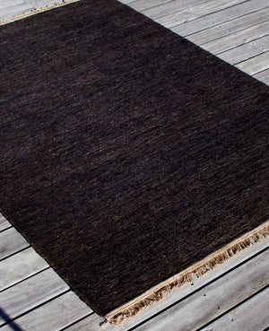 Massimo Sumace Black jute vloerkleed, schuin aanzicht