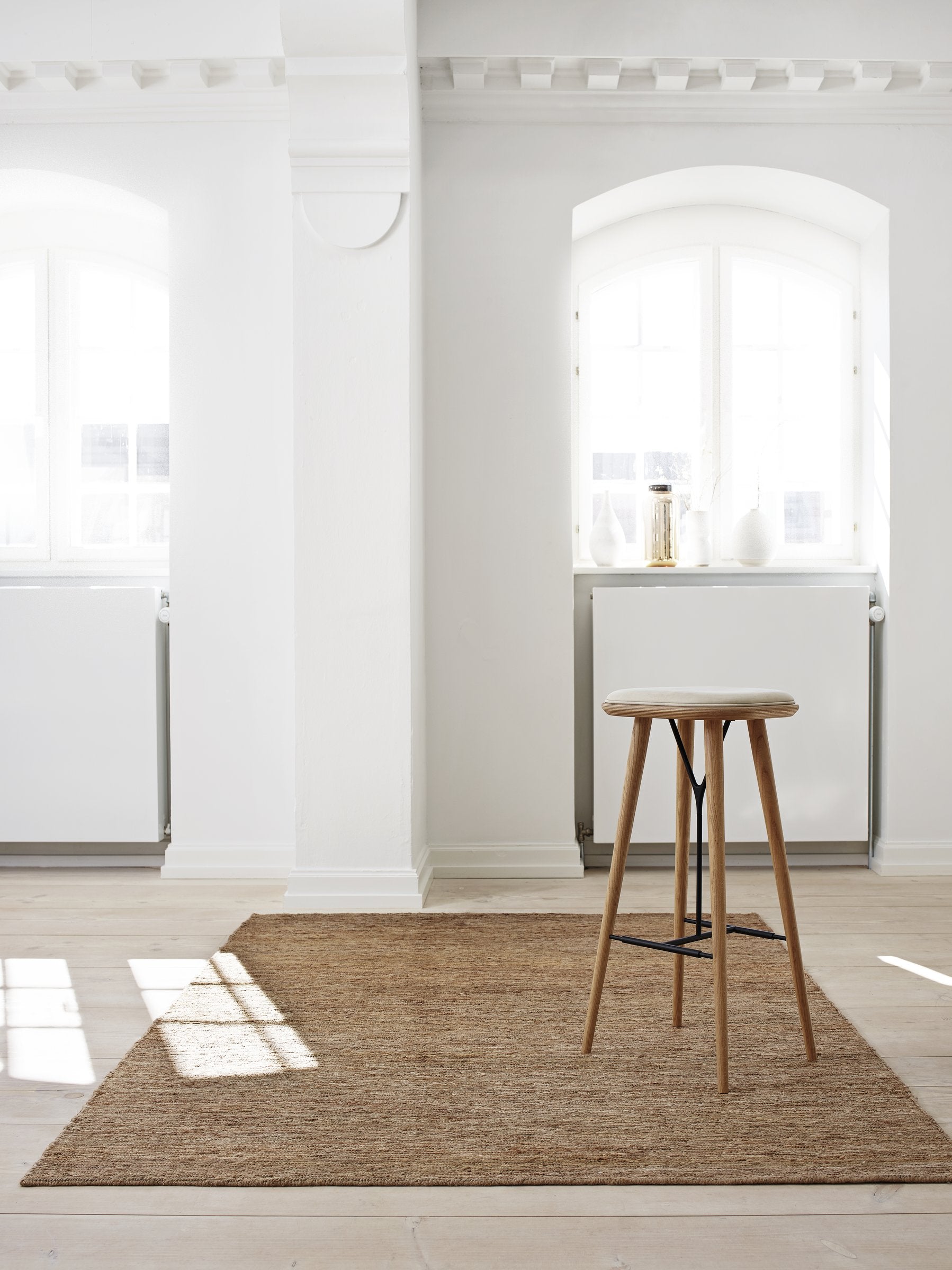 Massimo Sumace Natural jute vloerkleed, in een interieur
